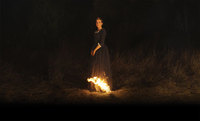 Portrait einer jungen Frau in Flammen Bild #3